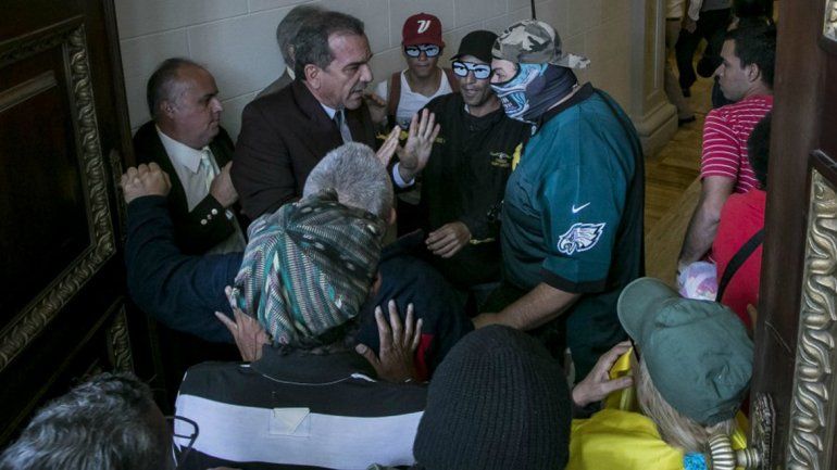 Al menos cinco diputados y trabajadores de la AN resultaron heridos.