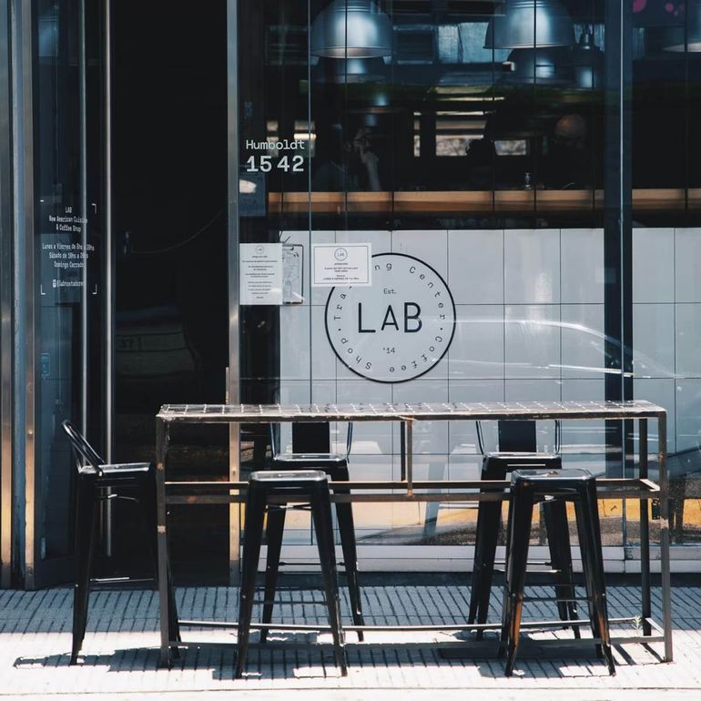 LAB además de ser una cafetería, funciona como un laboratorio de café y un centro de formación para baristas y consumidores. LAB además de ser una cafetería, funciona como un laboratorio de café y un centro de formación para baristas y consumidores.