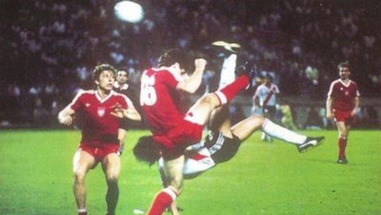 El día que Francescoli sorprendió el mundo con una chilena espectacular