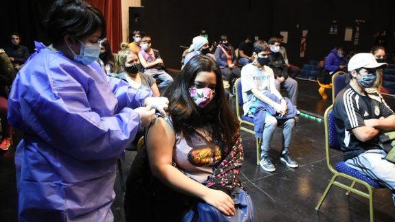 Vacunación: ya inscriben a adolescentes de 12 a 18 años con factores de riesgo