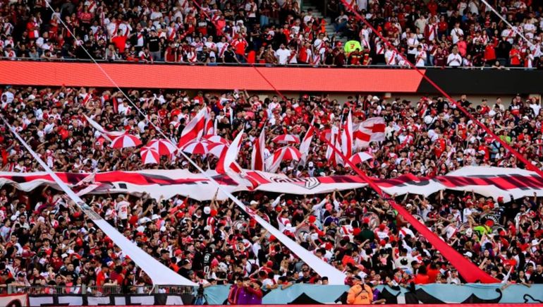 El picante recibimiento de los hinchas para River: silbidos y un tremendo cantito contra el plantel