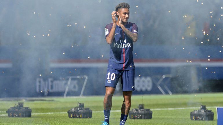 De 10. Neymar cobrará 30 millones de euros por temporada. Su padre habría embolsado 100 por la venta.