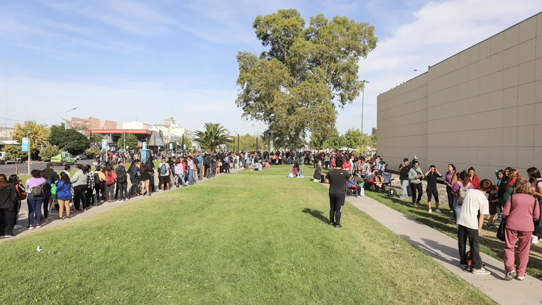 En 17 fotos, así fue el primer día de entrega de kits escolares