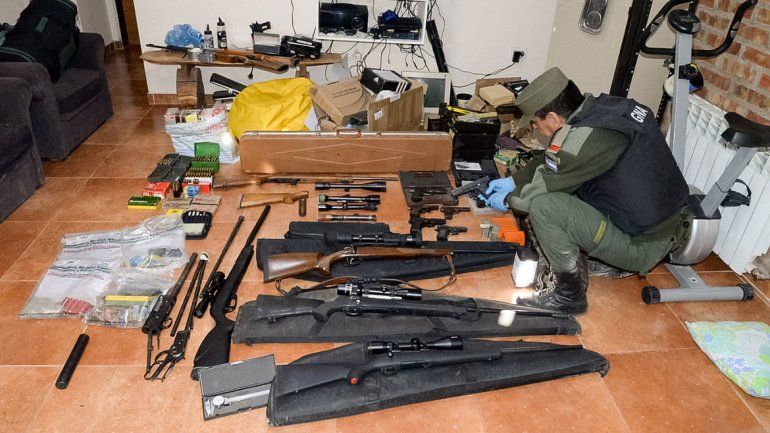 Allanamientos en cuatro provincias: ensamblaban armas en Roca para los narcos de Brasil