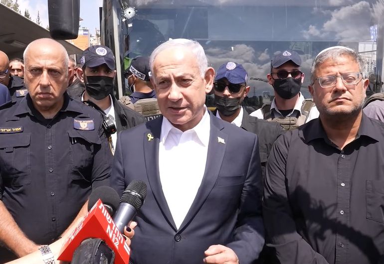 El primer ministro de Israel, Benjamín Netanyahu, acudió al lugar del tiroteo pocas horas después de haberse registrado. El primer ministro de Israel, Benjamín Netanyahu, acudió al lugar del tiroteo pocas horas después de haberse registrado.