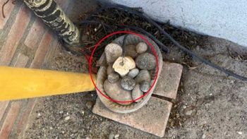 Un vecino vio que la mujer manipulaba un cable que sacó por la ventana de su casa de Playa Unión, la villa balnearia de las afueras de Rawson.  