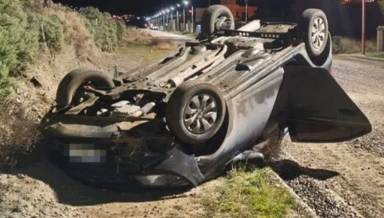 Vuelco en Rada Tilly, Chubut. Manejaba un chico de 13 años. Vuelco en Rada Tilly, Chubut. Manejaba un chico de 13 años.