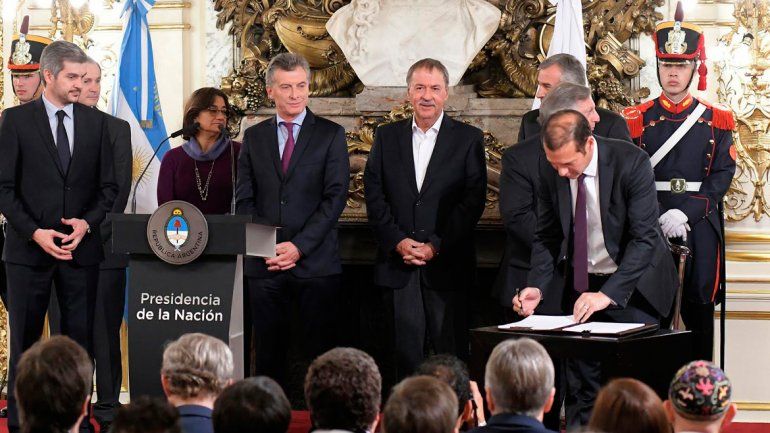 El gobernador participó del acto junto con Macri y otros mandatarios.