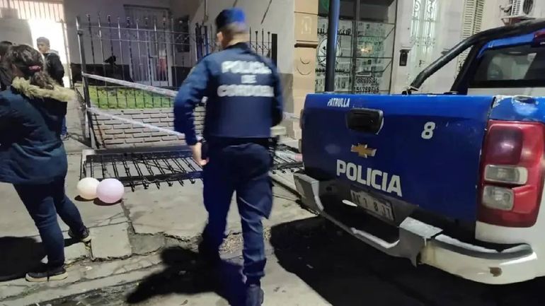 Córdoba: nene de cuatro años estaba en un cumpleaños, se le cayó un portón y murió