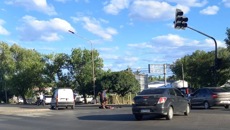 Fuerte choque entre un ciclista y un automovilista en la Avenida Mosconi