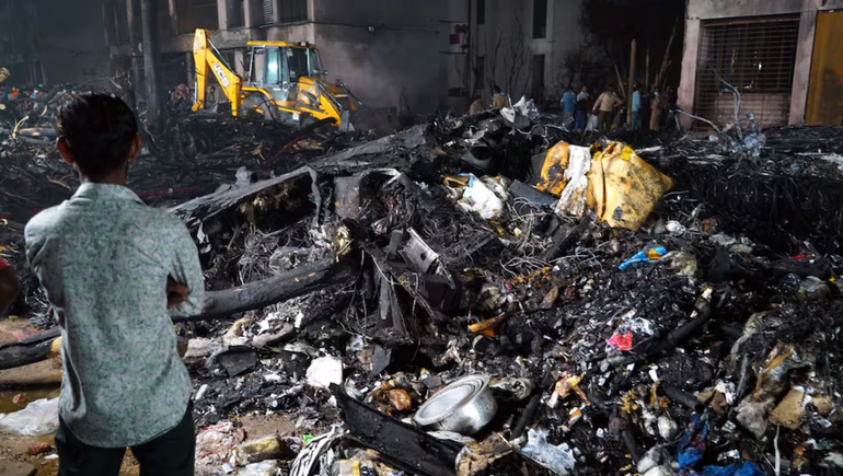 Tragedia aérea en la India: familiares de los fallecidos recibieron cuerpos equivocados