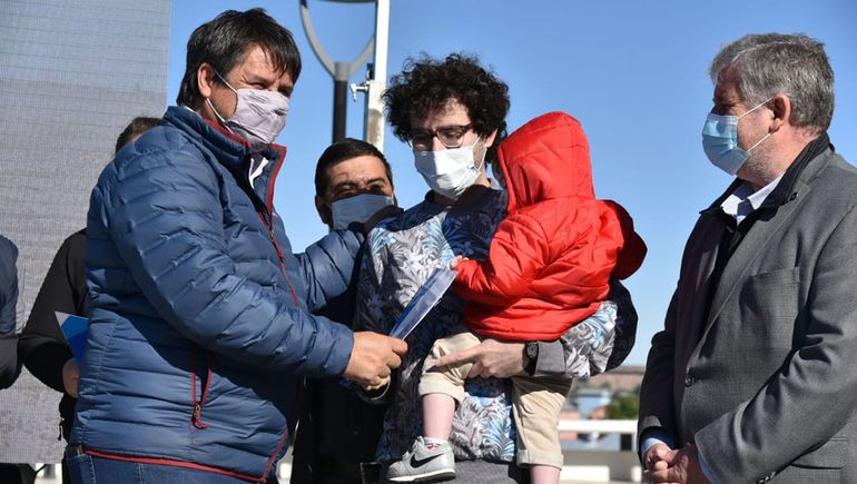 Gaido entregó 134 lotes con servicios a familias neuquinas 