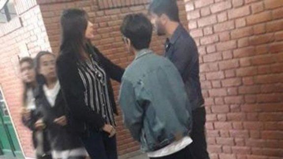 El curso completo quedó sorprendido por la actitud del adulto.