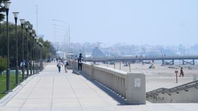 El tenue humo que cubrió Puerto Madryn en la mañana de este jueves preocupó a vecinos y turistas.