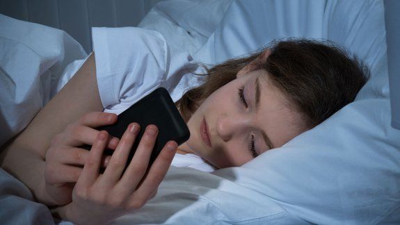 El sueño de los chicos se altera por celulares y las redes sociales