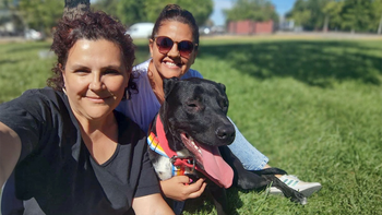 Mara, la ex petrolera que ahora cuida y pasea perros con su hermana Noelia. Mara, la ex petrolera que ahora cuida y pasea perros con su hermana Noelia.