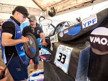 Con el apoyo de VMOS, el CET 12 obtuvo el Premio a la Creatividad en el Desafío ECO YPF y recibió un kit tecnológico para seguir desarrollando su auto eléctrico. Con el apoyo de VMOS, el CET 12 obtuvo el Premio a la Creatividad en el Desafío ECO YPF y recibió un kit tecnológico para seguir desarrollando su auto eléctrico.