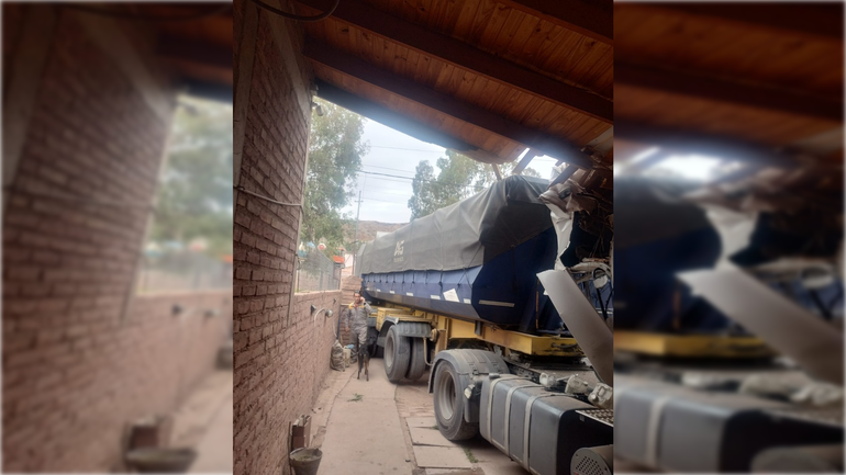 Así quedó el vehículo incrustado en la casa.