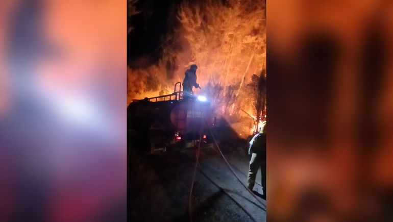 El incendio comenzó en horas de la noche del miércioles en Balsa Las Perlas.