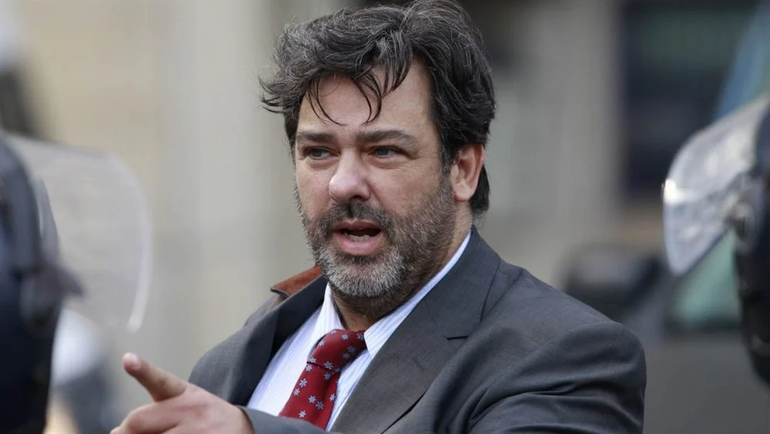 Rusconi había sido el abogado elegido, pero por una cuestión de honorarios no se pudieron poner de acuerdo. Rusconi había sido el abogado elegido, pero por una cuestión de honorarios no se pudieron poner de acuerdo.