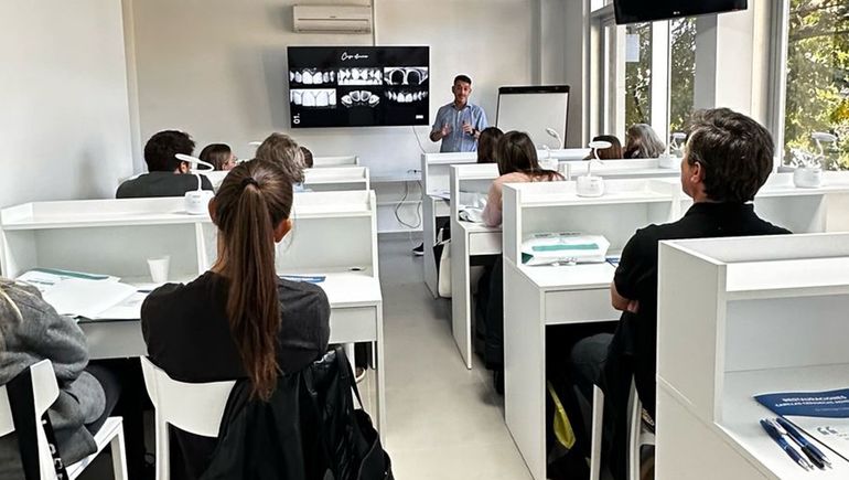En cada conferencia o curso que da Santiago, su tierra está presente. El especialista de encarga de mostrarles a sus alumnos fotos y videos del Norte neuquino y más de una vez se lleva una sorpresa: 