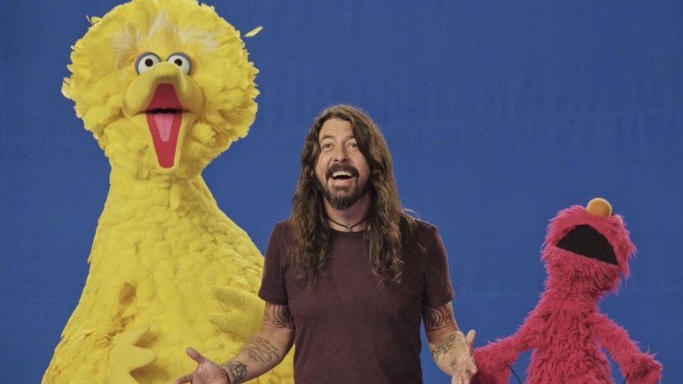 Dave Grohl se prepara para cantar en Plaza Sésamo