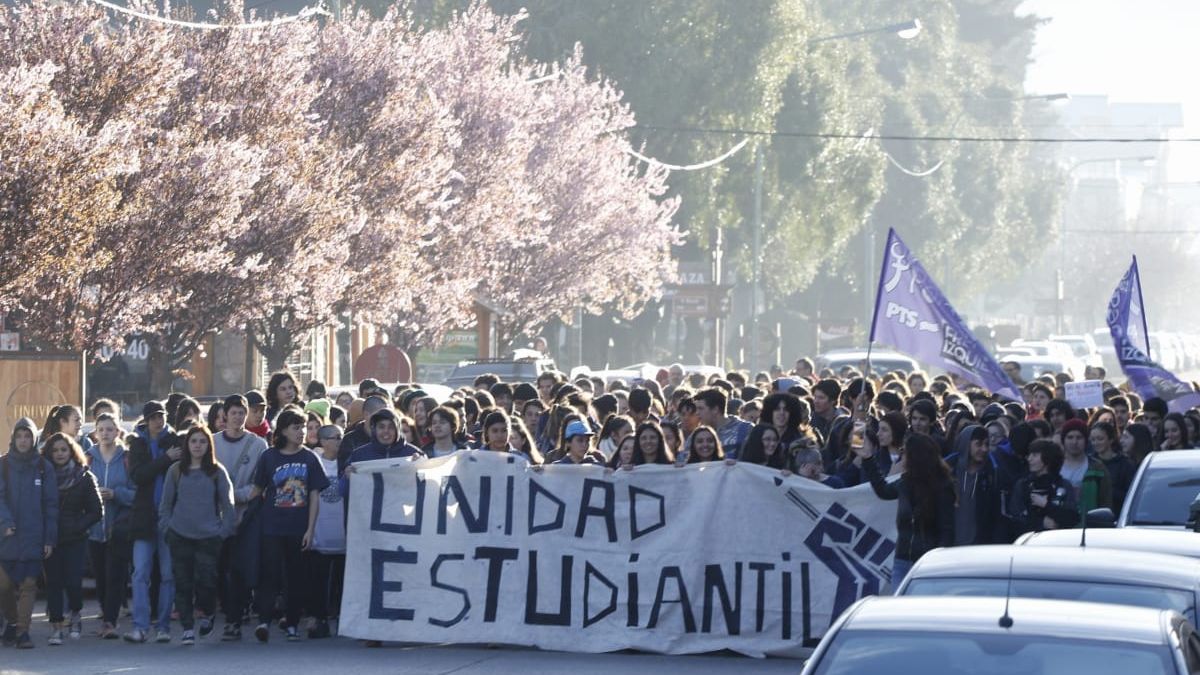 Estudiantes marchan contra el aumento del boleto en San Martín de los Andes