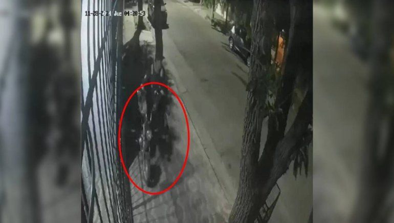 Ladrones robaron dos motos y dos bicis y todo quedó registrado en un video