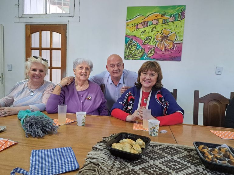 Derlis Kloostermann, junto a la ex vicegobernadora Ana Pechen, en un homenaje que le realizaron en la Seccional Primera del MPN. Derlis Kloostermann, junto a la ex vicegobernadora Ana Pechen, en un homenaje que le realizaron en la Seccional Primera del MPN.