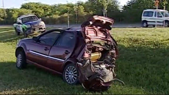 Lo atropelló un camión cuando cambiaba la rueda del auto: murió en el acto
