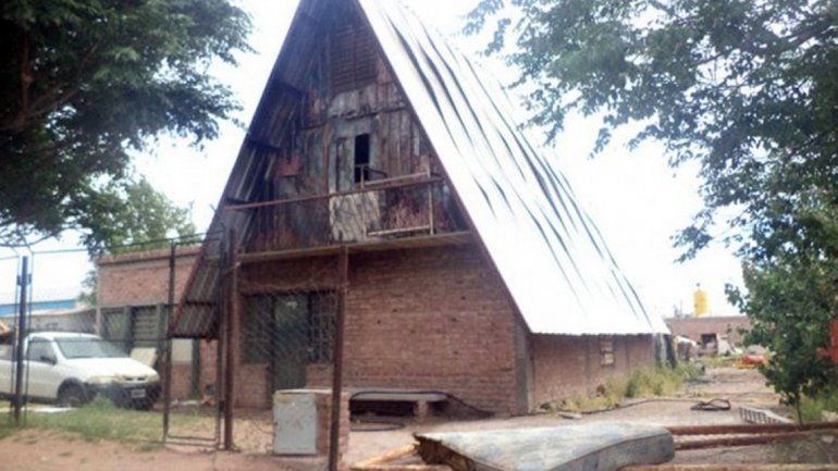 La casa quedó muy dañada tras el incendio. El hermano mayor pidió ayuda.