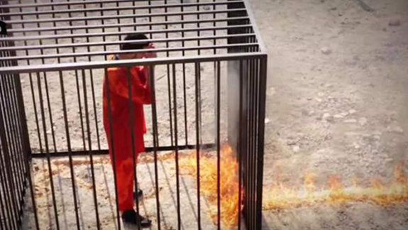 Como ya lo hiciera con el piloto jordano Maaz al Kasasbeh, que fue tomado prisionero y prendido fuego vivo en una jaula, el EI mató a una docena de civiles que intentaban escapar de la ciudad.