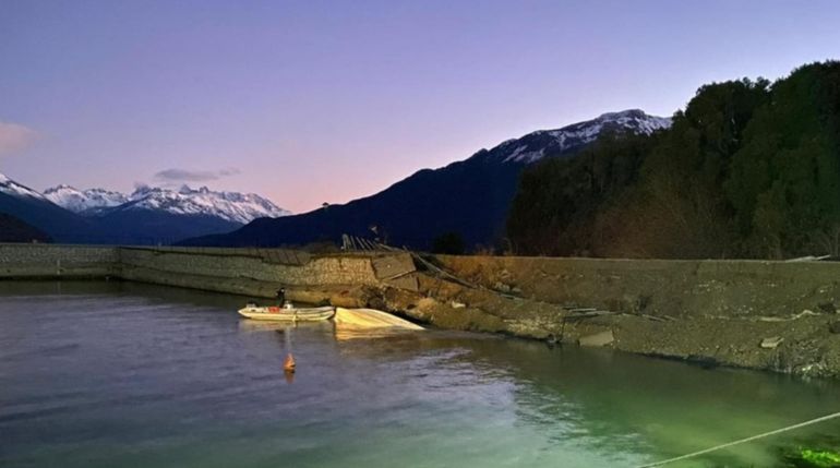 Hacía tiempo que el muelle de Lago Puelo estaba inhabilitado, pero se seguía usando para amarrar lanchas. 