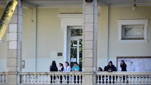 Murió la adolescente que se disparó en el aula