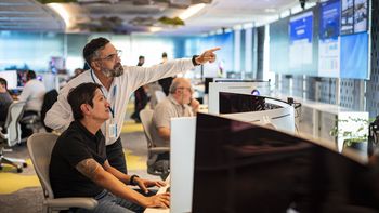 YPF inauguró la sala Real Time Intelligence Center en su torre de Puerto Madero.