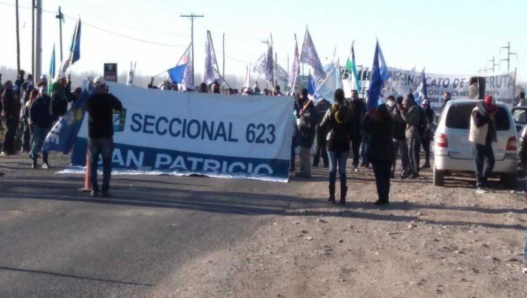 Trabajadores de la fruta y de UATRE reclamaron en Ruta 7