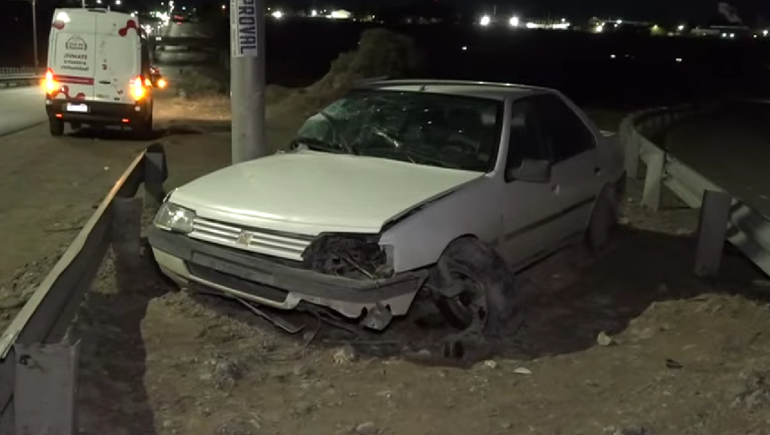 Un auto saltó un guardarraíl, se incrustó en una columna y fue abandonado en Ruta 7