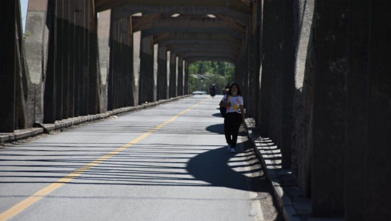 Una mujer se tiró al río desde puente carretero en plena noche y un policía logró rescatarla