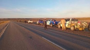 La policía rural encontró una camioneta robada en las inmediaciones de la mina de Santa Cruz y piensan que podría estar vinculada con el robo. La policía rural encontró una camioneta robada en las inmediaciones de la mina de Santa Cruz y piensan que podría estar vinculada con el robo.