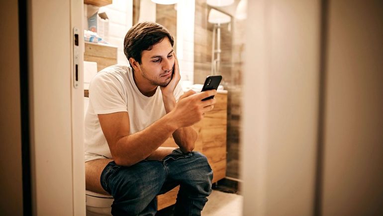 El uso del celular en el baño prolonga la estadía en el inodoro y aumenta el riesgo de hemorroides. . El uso del celular en el baño prolonga la estadía en el inodoro y aumenta el riesgo de hemorroides. .