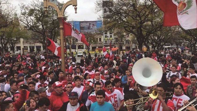 Banderazo peruano en Plaza Miserere.