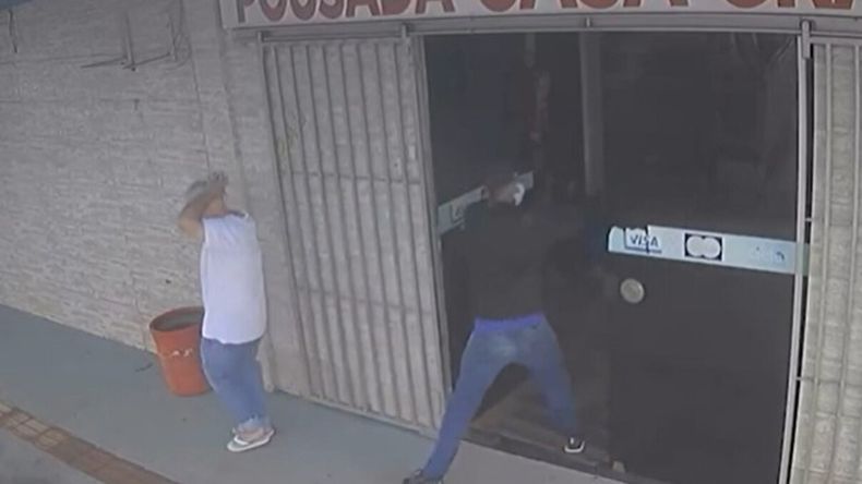 El impactante asesinato quedó registrado en una cámara de seguridad. | LM Neuquen El impactante asesinato quedó registrado en una cámara de seguridad.