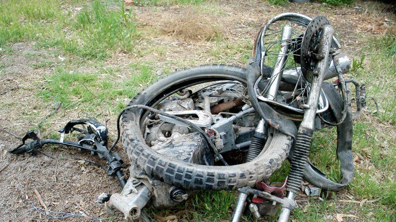 La lujosa camioneta Honda CR-V quedó abandonada en la Ruta Provincial 65. El conductor de la Motomel 200 cc murió casi instantáneamente.