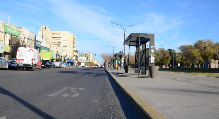 Así estaban las paradas de colectivos en Neuquén durante este jueves de paro.