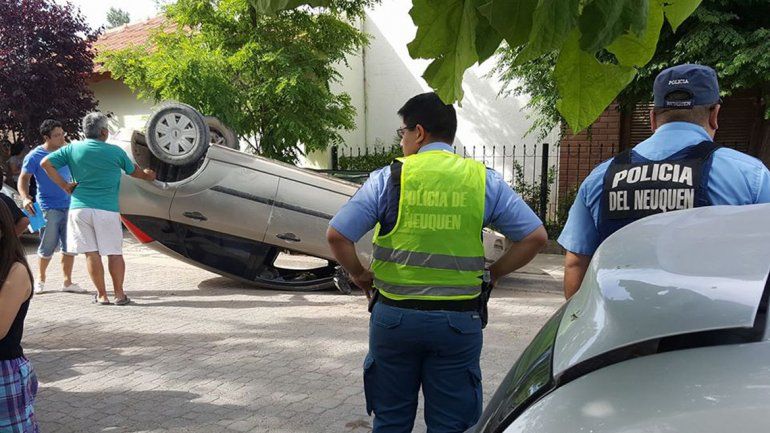 Chocaron y terminaron con las ruedas para arriba
