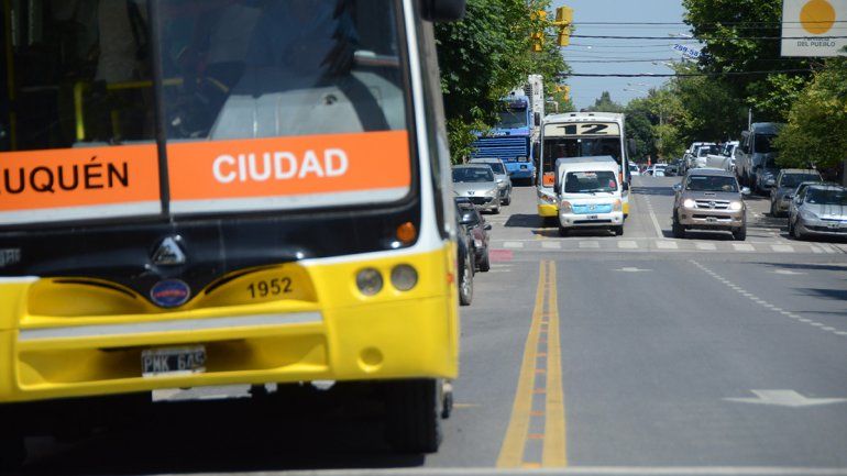 Reducen de 90 a 35 los colectivos que circulan en Neuquén