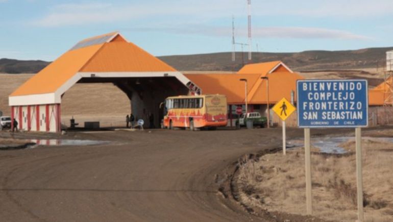 El paso fronterizo cercano al extremo norte de Tierra del Fuego. El paso fronterizo cercano al extremo norte de Tierra del Fuego.
