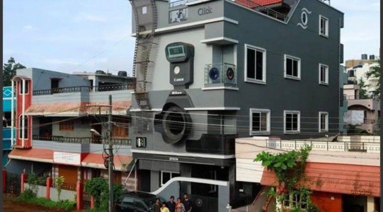 As&iacute; luce la fachada de la casa con forma de c&aacute;mara&nbsp;