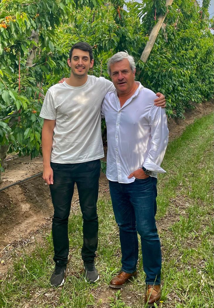 Carlos Enríquez en una de sus explotaciones junto a su hijo Tomás. Carlos Enríquez en una de sus explotaciones junto a su hijo Tomás.