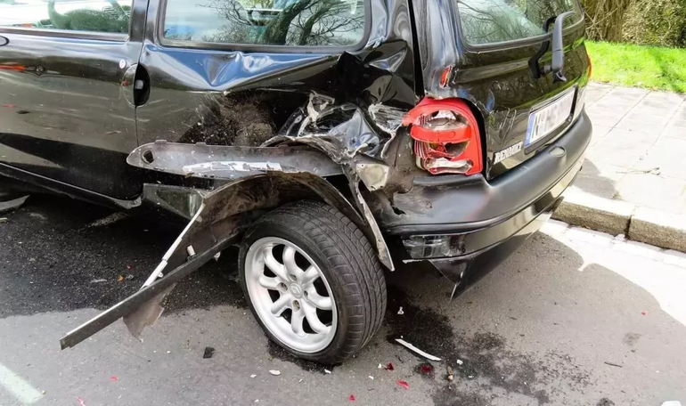Cuando se encuentra el auto estacionado chocado hay que hacer la denuncia a la brevedad. Cuando se encuentra el auto estacionado chocado hay que hacer la denuncia a la brevedad.
